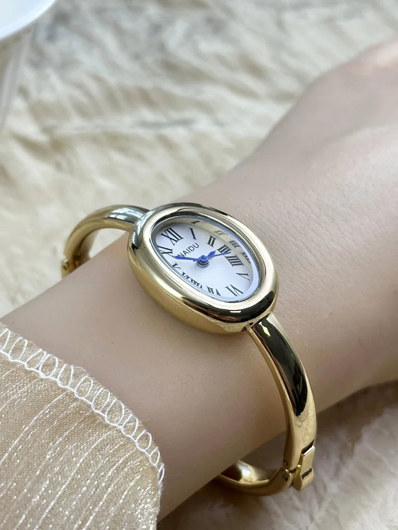 Vintage Bangle Watch – Roman Numeral Dial & Classic Oval Design