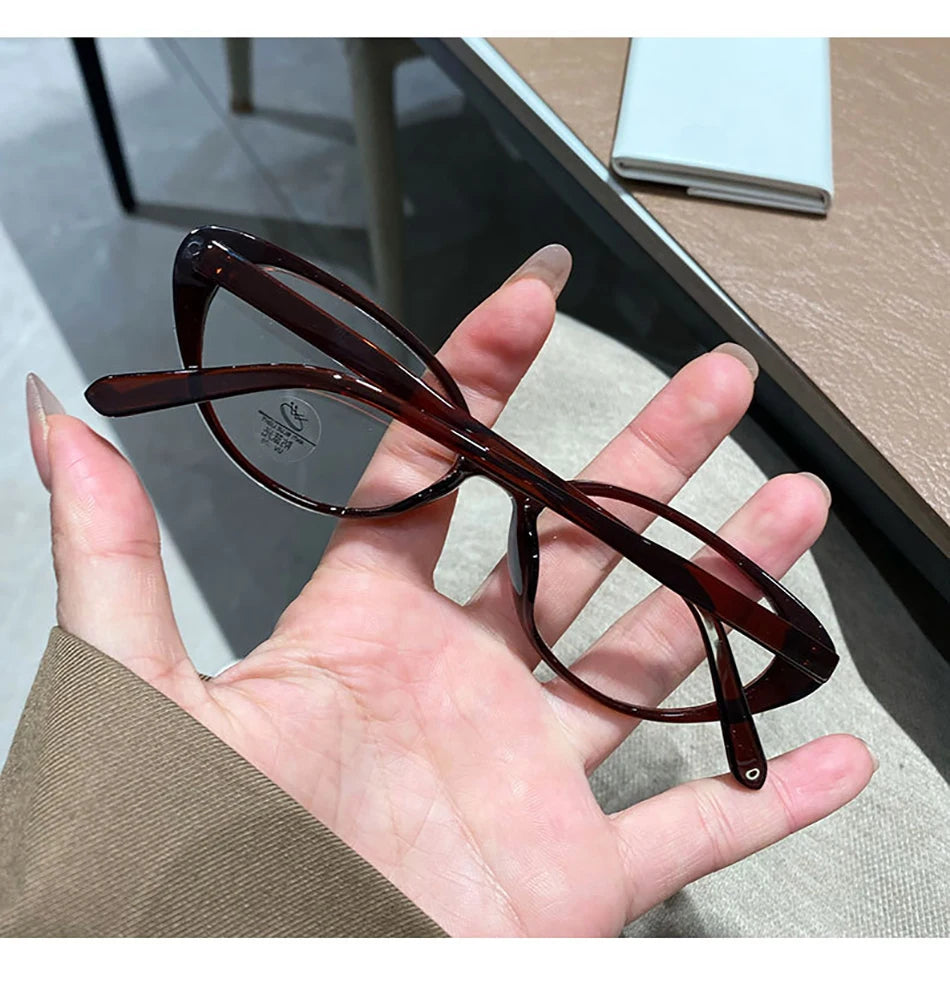 Classic Tortoise Shell Cat-Eye Glasses – Vintage Chic Frame
